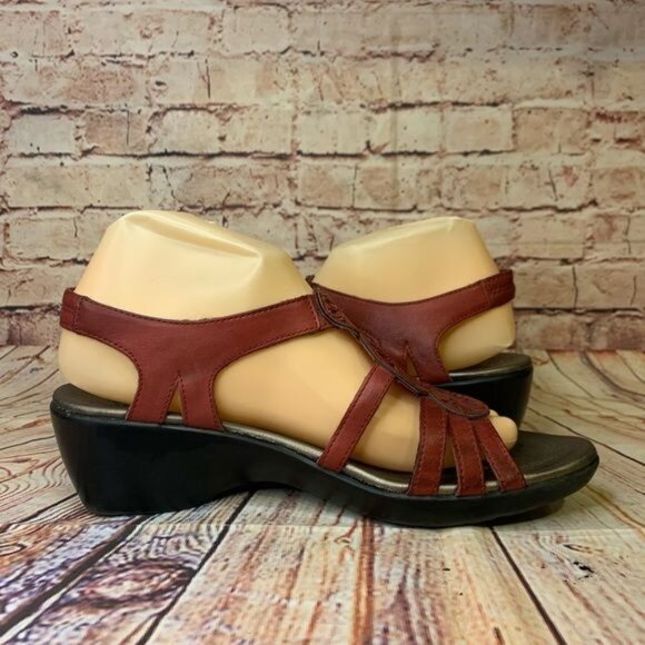 Clarks Red Leather Cutout Medallion Wedge Sandals Bucle Ankle Strap Sz 8 - Picture 5 of 11